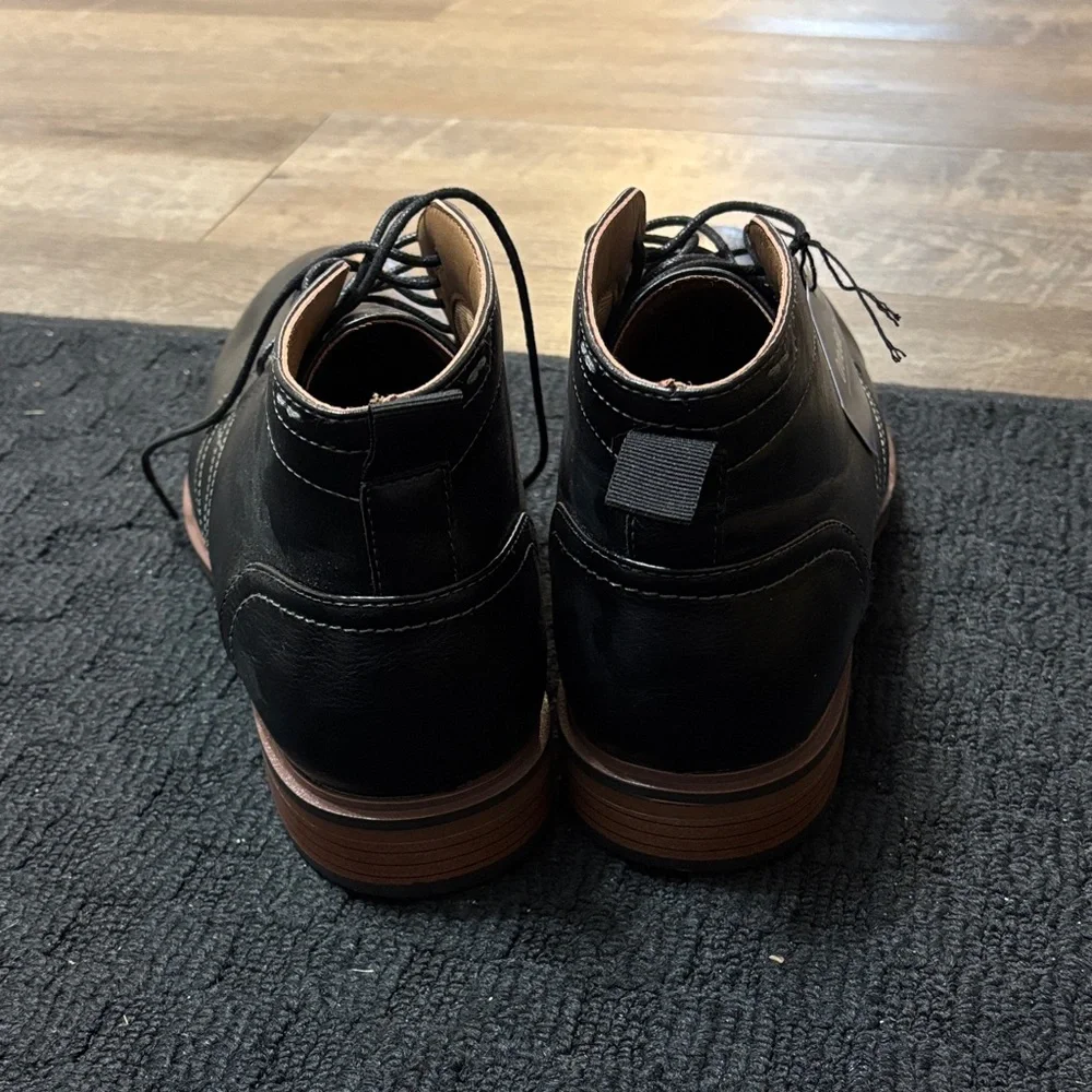 Classic Black Chukka Boots for Men - Picture 3 of 4